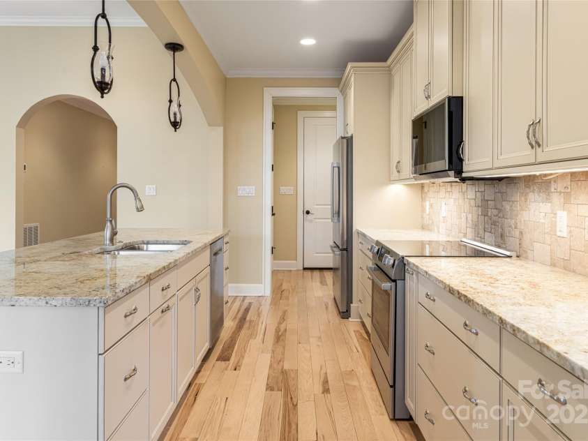 38 Chantilly Drive, Asheville, NC 28804.  MLS# CAR4320562, YatesRealty ID 2766. 