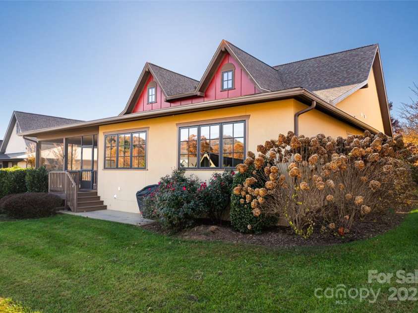 38 Chantilly Drive, Asheville, NC 28804.  MLS# CAR4320562, YatesRealty ID 2766. 