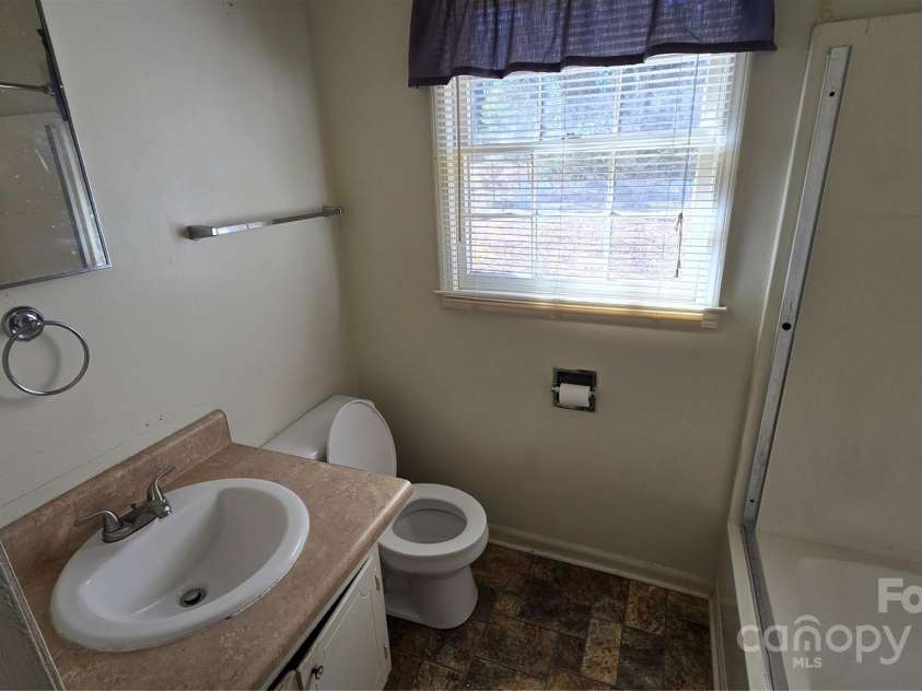 509 California Circle, York, SC 29745.  MLS# CAR4223010, YatesRealty ID 2766. Bathroom