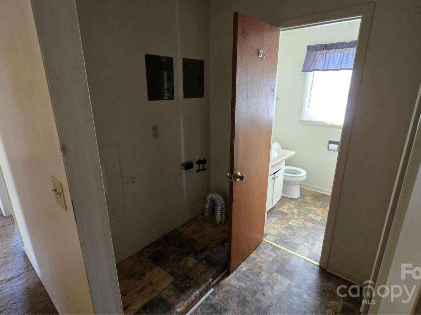 509 California Circle, York, SC 29745.  MLS# CAR4223010, YatesRealty ID 2766. Laundry In front of Bathroom