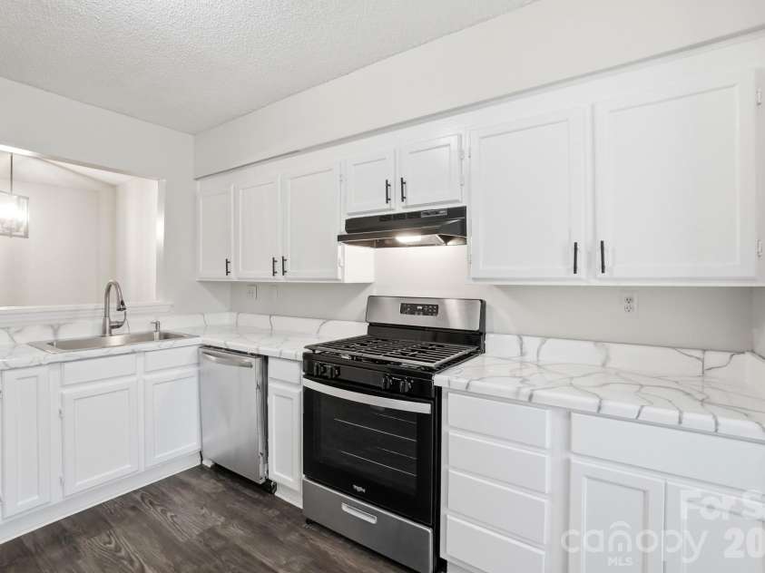 6043 Green Forest Drive, Charlotte, NC 28212.  MLS# CAR4385664, YatesRealty ID 27662. 