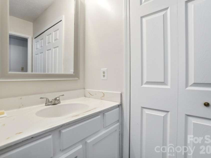 6043 Green Forest Drive, Charlotte, NC 28212.  MLS# CAR4385664, YatesRealty ID 27662. 