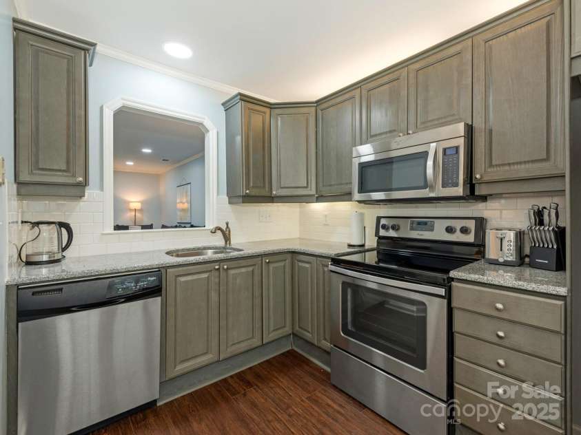8251 Tradd Court, Charlotte, NC 28210.  MLS# CAR4247585, YatesRealty ID 27663. Kitchen with granite counters and custom cabinets