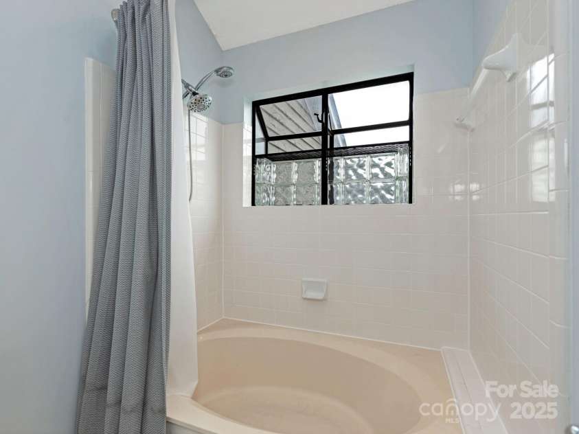 8251 Tradd Court, Charlotte, NC 28210.  MLS# CAR4247585, YatesRealty ID 27663. Primary en-suite bathroom with large garden tub