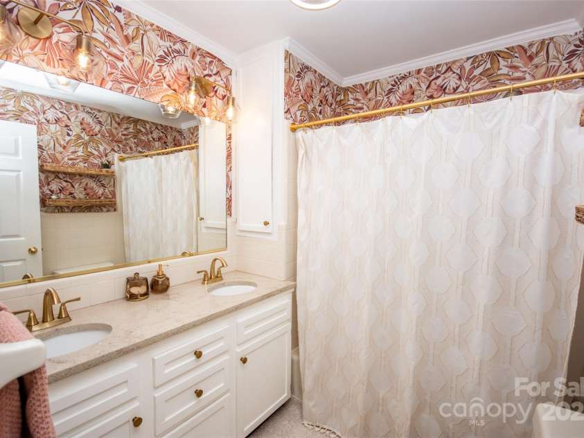 899 Wendover Road, Statesville, NC 28677.  MLS# CAR4268444, YatesRealty ID 27669. 