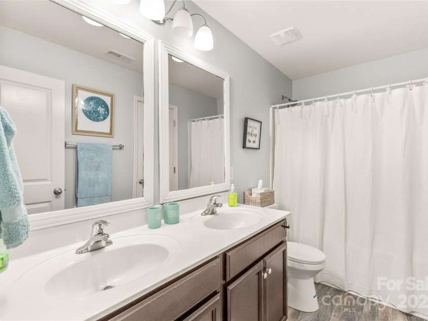 3215 Roan Street, Concord, NC 28027.  MLS# CAR4328709, YatesRealty ID 2767. Full-size guest bath with dual sinks