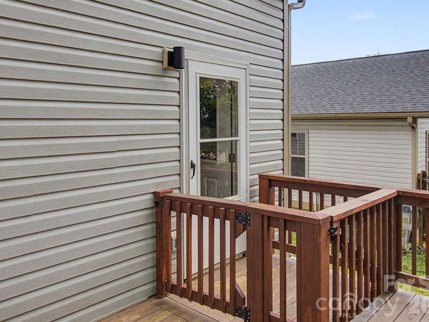 31 Yarrow Meadow Road, Weaverville, NC 28787.  MLS# CAR4388717, YatesRealty ID 27670. 