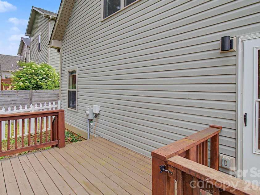 31 Yarrow Meadow Road, Weaverville, NC 28787.  MLS# CAR4388717, YatesRealty ID 27670. 