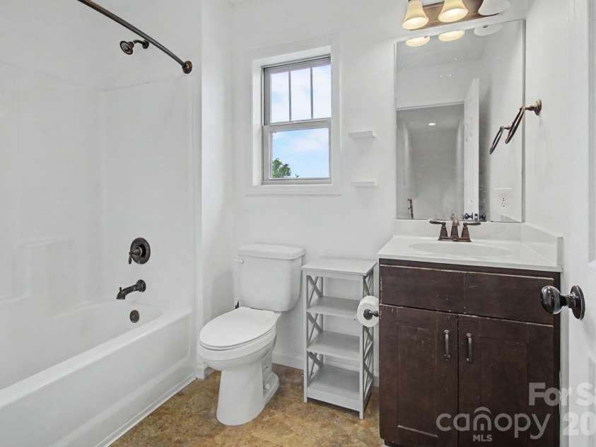 31 Yarrow Meadow Road, Weaverville, NC 28787.  MLS# CAR4388717, YatesRealty ID 27670. Upper level full bath