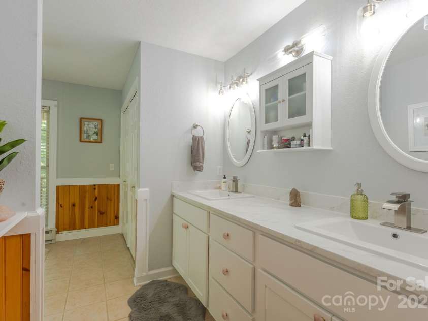 715 Sunset Mountain Road, Bakersville, NC 28705.  MLS# CAR4276207, YatesRealty ID 27672. Primary bath on main floor. Features garden tub, quartz counter top, walk in shower. Laundry area in closet.