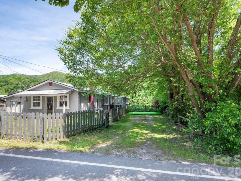 2802 Beaverdam Road, Canton, NC 28716.  MLS# CAR4382703, YatesRealty ID 27673. 