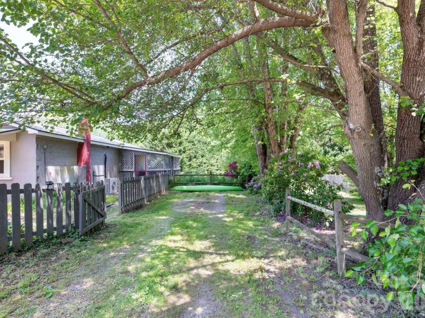 2802 Beaverdam Road, Canton, NC 28716.  MLS# CAR4382703, YatesRealty ID 27673. Shady Parking