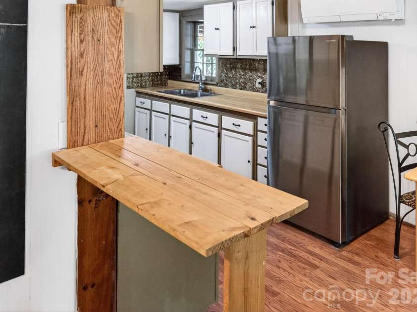2802 Beaverdam Road, Canton, NC 28716.  MLS# CAR4382703, YatesRealty ID 27673. Versatile Standing Desk