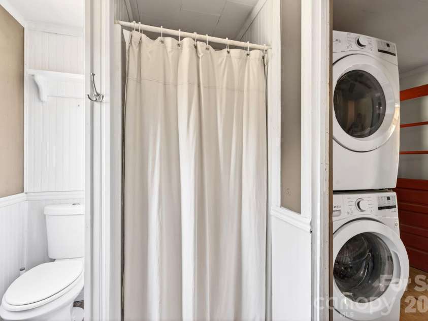 2802 Beaverdam Road, Canton, NC 28716.  MLS# CAR4382703, YatesRealty ID 27673. Walk-in Shower