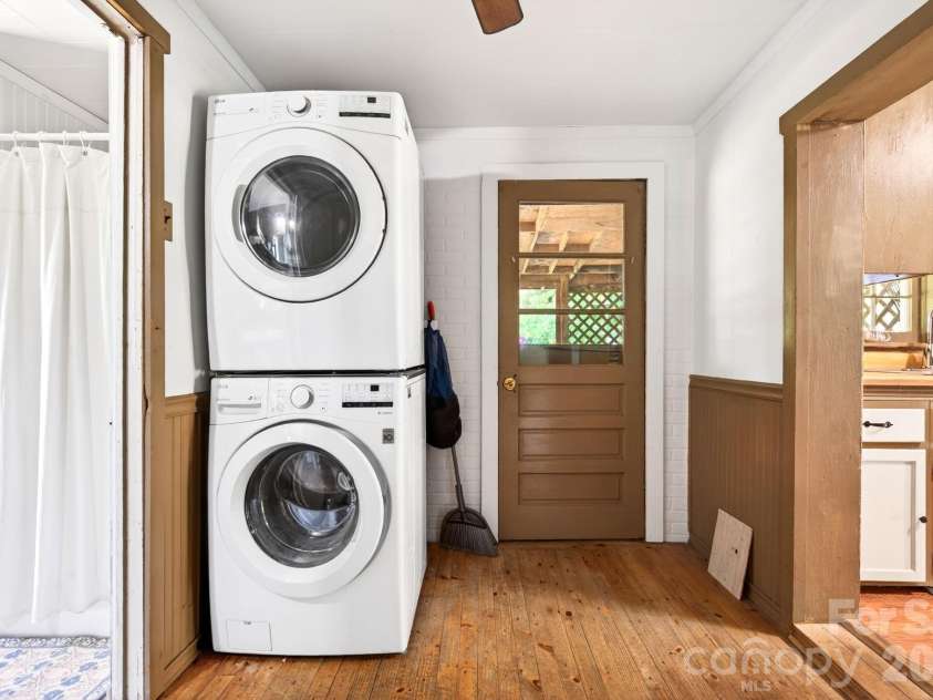 2802 Beaverdam Road, Canton, NC 28716.  MLS# CAR4382703, YatesRealty ID 27673. Washer/Dryer Convey