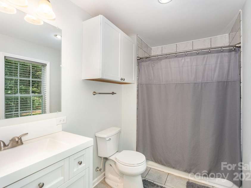 4206 Gladstone Lane, Maiden, NC 28650.  MLS# CAR4280951, YatesRealty ID 27678. Bathroom