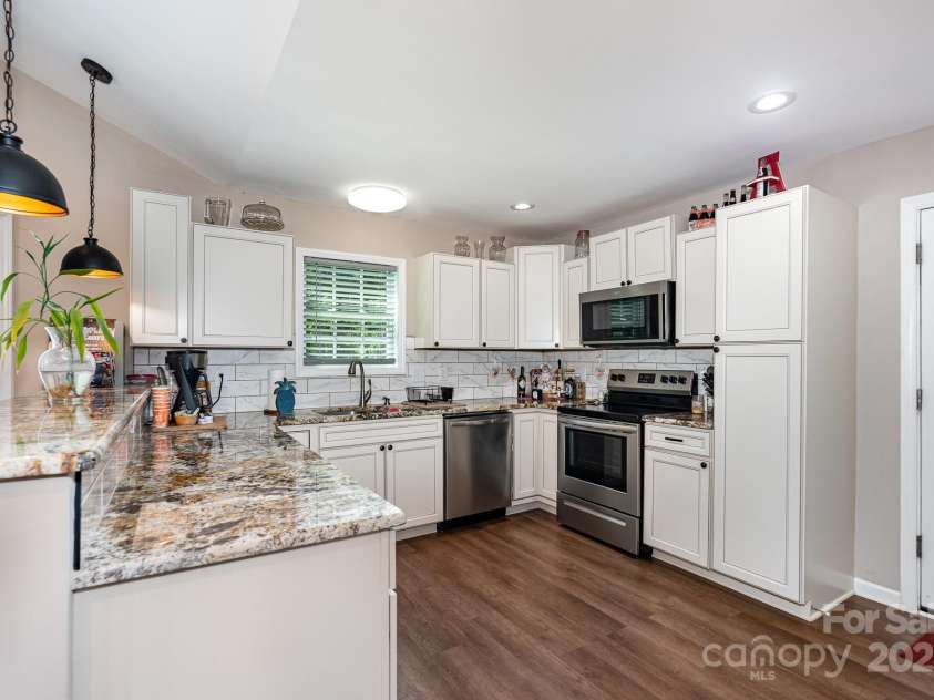 4206 Gladstone Lane, Maiden, NC 28650.  MLS# CAR4280951, YatesRealty ID 27678. Kitchen