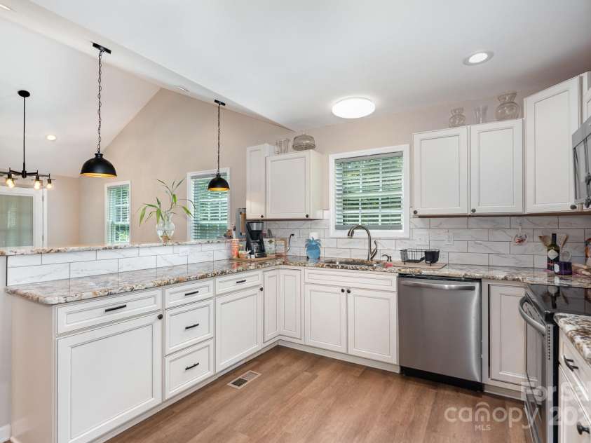 4206 Gladstone Lane, Maiden, NC 28650.  MLS# CAR4280951, YatesRealty ID 27678. Kitchen