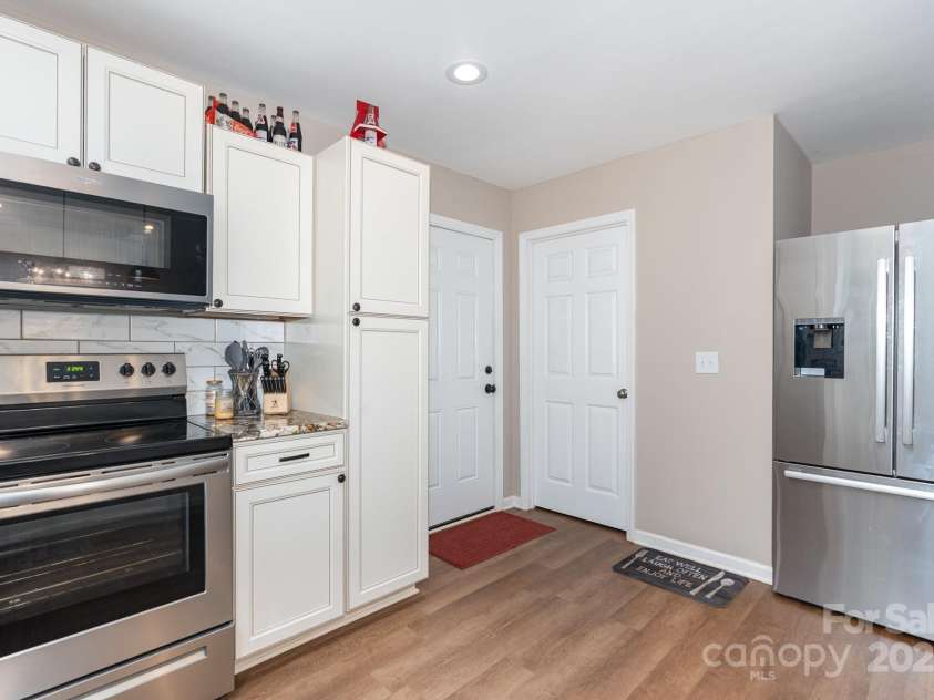 4206 Gladstone Lane, Maiden, NC 28650.  MLS# CAR4280951, YatesRealty ID 27678. Kitchen