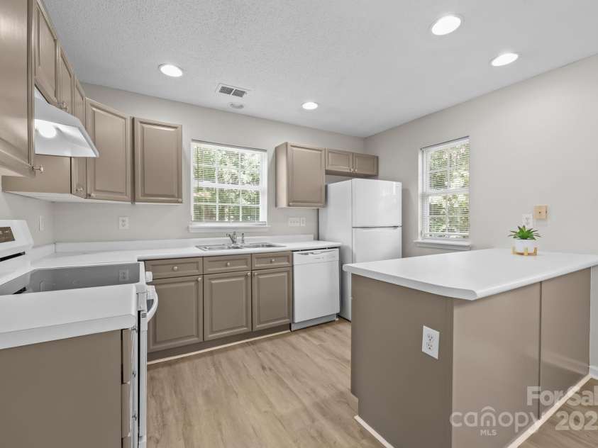 5741 Cougar Lane, Charlotte, NC 28269.  MLS# CAR4283719, YatesRealty ID 27680. 