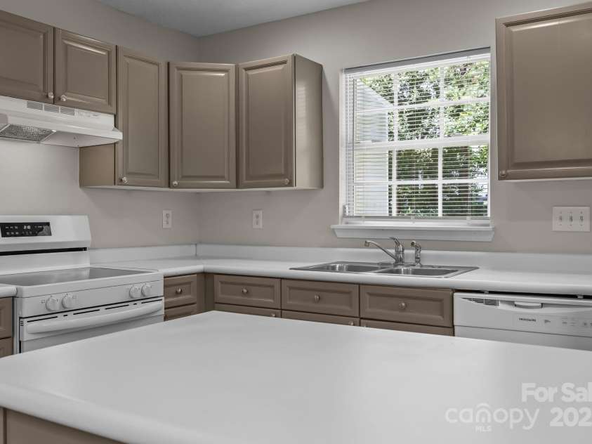 5741 Cougar Lane, Charlotte, NC 28269.  MLS# CAR4283719, YatesRealty ID 27680. 