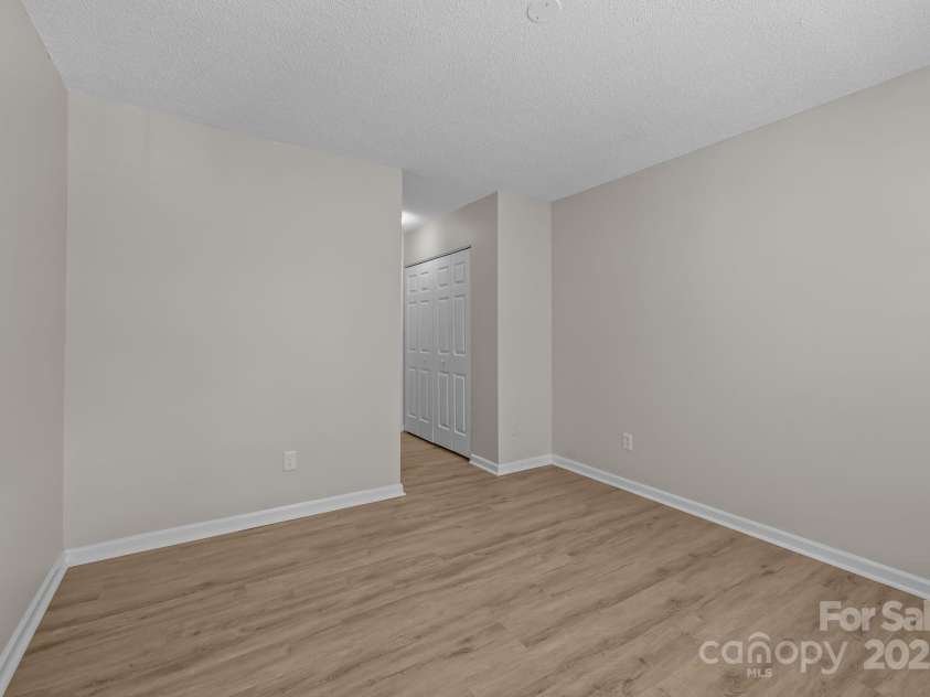 5741 Cougar Lane, Charlotte, NC 28269.  MLS# CAR4283719, YatesRealty ID 27680. 