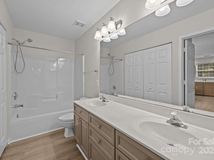 5741 Cougar Lane, Charlotte, NC 28269.  MLS# CAR4283719, YatesRealty ID 27680. 