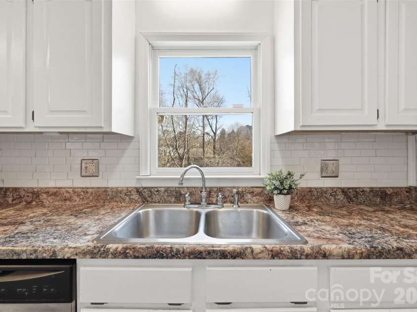 5969 Gold Creek Estate Drive, Hickory, NC 28601.  MLS# CAR4346268, YatesRealty ID 27683. 