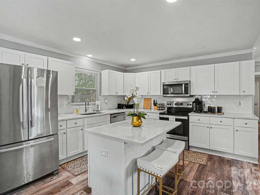 6345 Montpelier Road, Charlotte, NC 28210.  MLS# CAR4389078, YatesRealty ID 27687. 