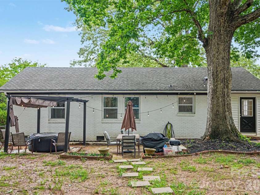 6345 Montpelier Road, Charlotte, NC 28210.  MLS# CAR4389078, YatesRealty ID 27687. 