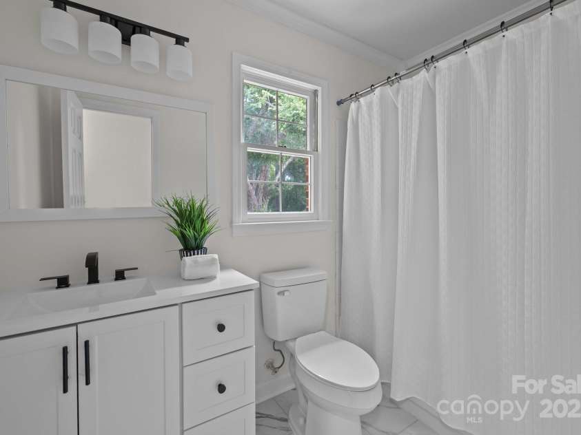7213 Baniff Circle, Charlotte, NC 28277.  MLS# CAR4269327, YatesRealty ID 27687. Hall Bath Upstairs