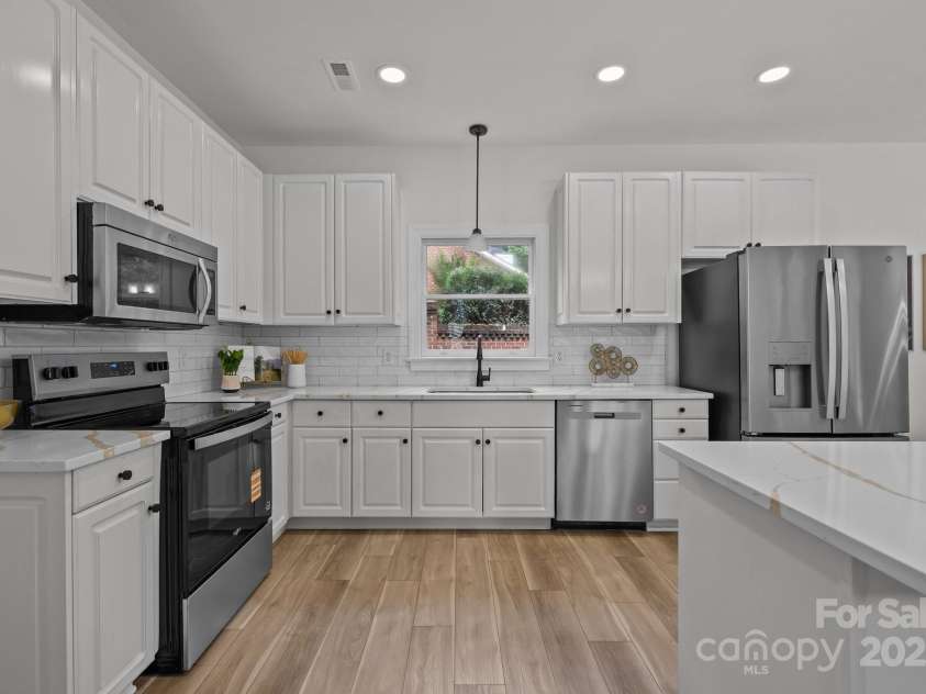 7213 Baniff Circle, Charlotte, NC 28277.  MLS# CAR4269327, YatesRealty ID 27687. Kitchen