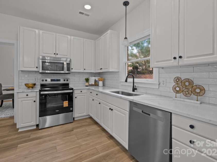 7213 Baniff Circle, Charlotte, NC 28277.  MLS# CAR4269327, YatesRealty ID 27687. Kitchen