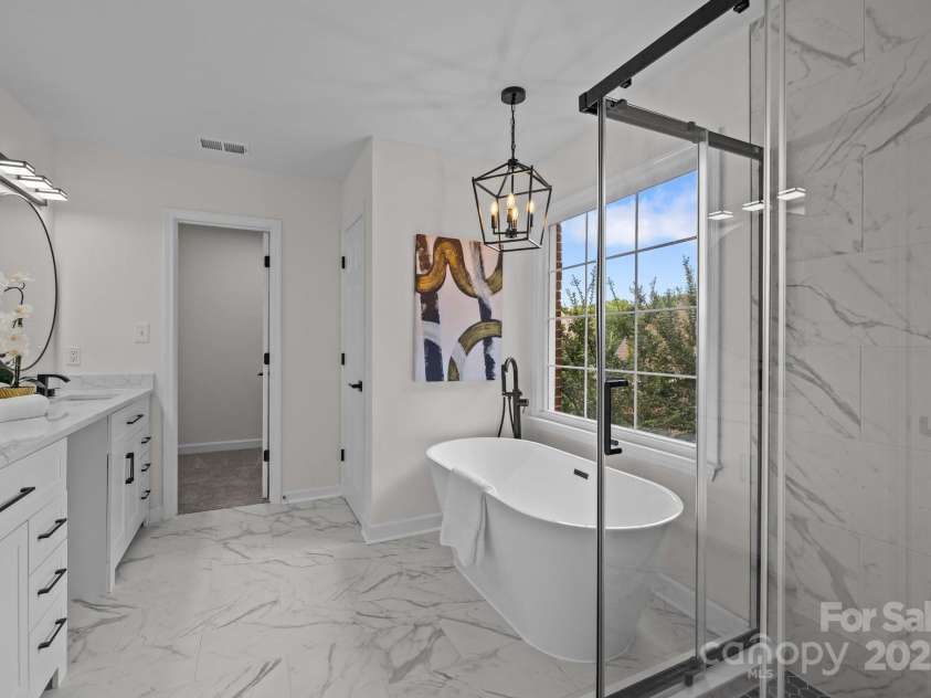 7213 Baniff Circle, Charlotte, NC 28277.  MLS# CAR4269327, YatesRealty ID 27687. Master Bath
