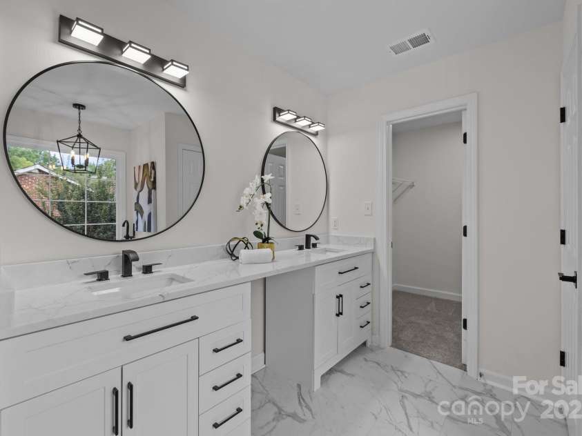 7213 Baniff Circle, Charlotte, NC 28277.  MLS# CAR4269327, YatesRealty ID 27687. Master BAth