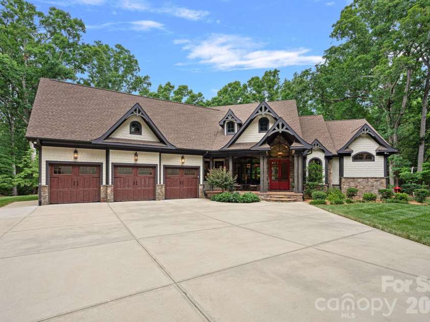 6808 Live Oaks Lane, Waxhaw, NC 28173.  MLS# CAR4388125, YatesRealty ID 27688. 