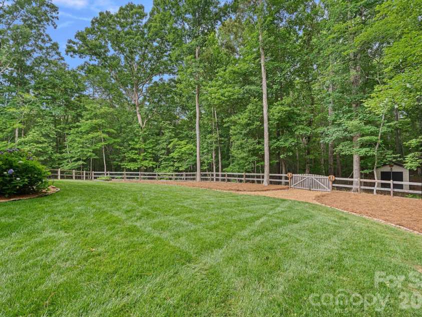 6808 Live Oaks Lane, Waxhaw, NC 28173.  MLS# CAR4388125, YatesRealty ID 27688. 