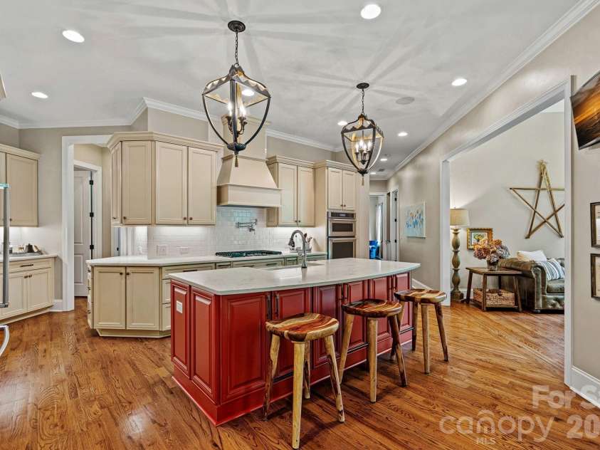 6808 Live Oaks Lane, Waxhaw, NC 28173.  MLS# CAR4388125, YatesRealty ID 27688. Kitchen
