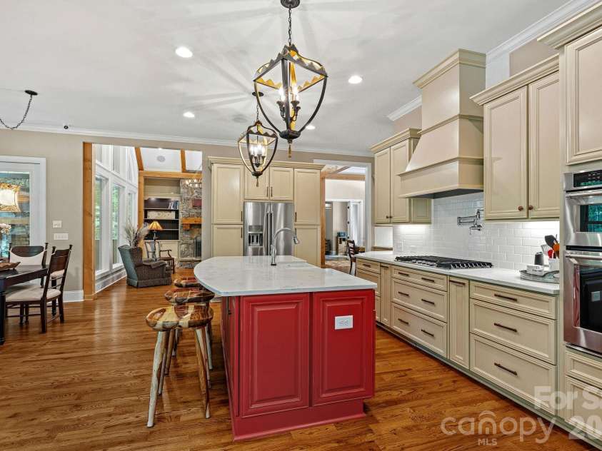 6808 Live Oaks Lane, Waxhaw, NC 28173.  MLS# CAR4388125, YatesRealty ID 27688. Kitchen