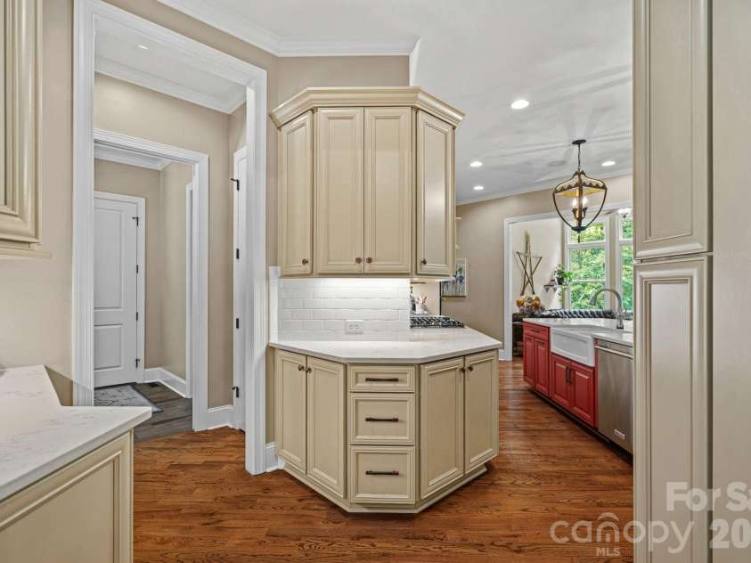6808 Live Oaks Lane, Waxhaw, NC 28173.  MLS# CAR4388125, YatesRealty ID 27688. Kitchen