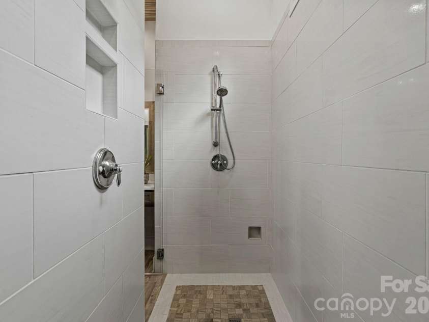 6808 Live Oaks Lane, Waxhaw, NC 28173.  MLS# CAR4388125, YatesRealty ID 27688. Primary double-sided shower 