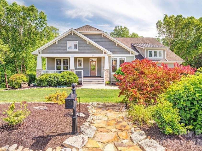 201 Skytop Farm Lane, Hendersonville, NC 28791.  MLS# CAR4387664, YatesRealty ID 27689. 201 Skytop Farm Lane