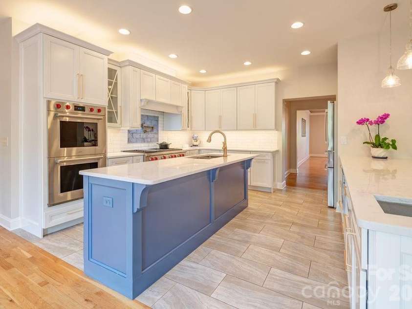 201 Skytop Farm Lane, Hendersonville, NC 28791.  MLS# CAR4387664, YatesRealty ID 27689. 