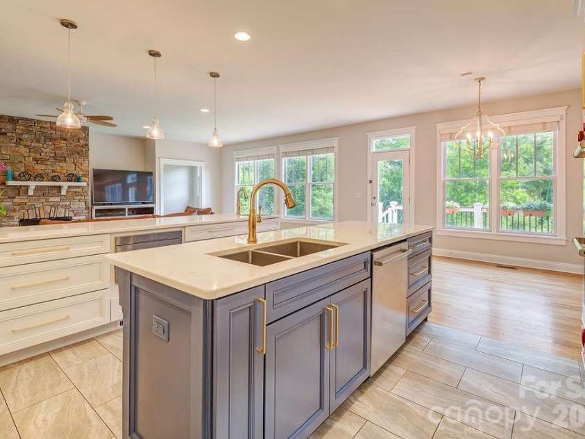 201 Skytop Farm Lane, Hendersonville, NC 28791.  MLS# CAR4387664, YatesRealty ID 27689. 