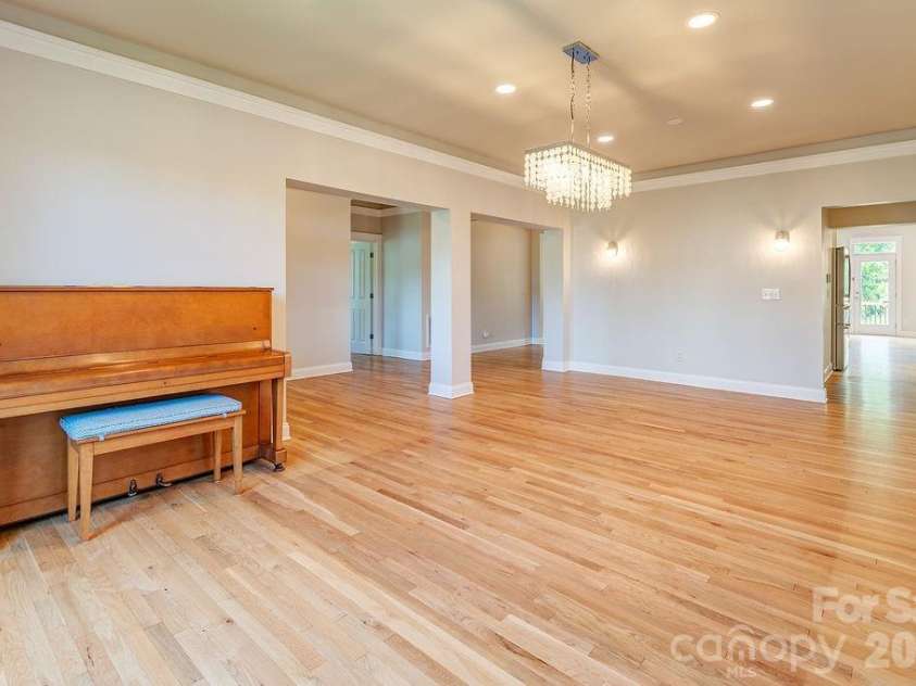 201 Skytop Farm Lane, Hendersonville, NC 28791.  MLS# CAR4387664, YatesRealty ID 27689. 