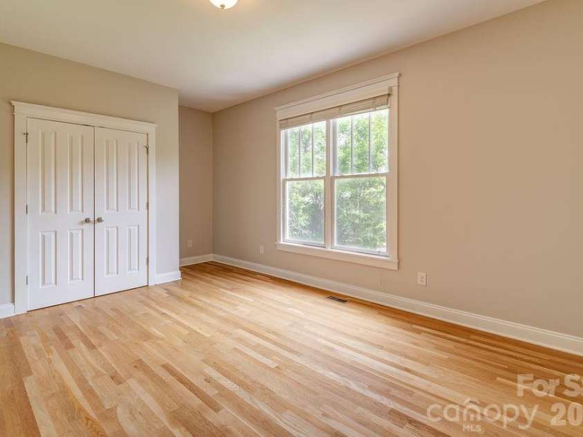 201 Skytop Farm Lane, Hendersonville, NC 28791.  MLS# CAR4387664, YatesRealty ID 27689. First Jack-and-Jill bedroom on main floor