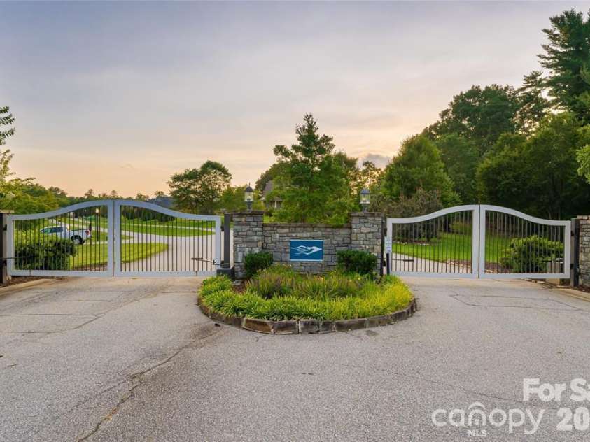201 Skytop Farm Lane, Hendersonville, NC 28791.  MLS# CAR4387664, YatesRealty ID 27689. Security gates for Skytop Farm