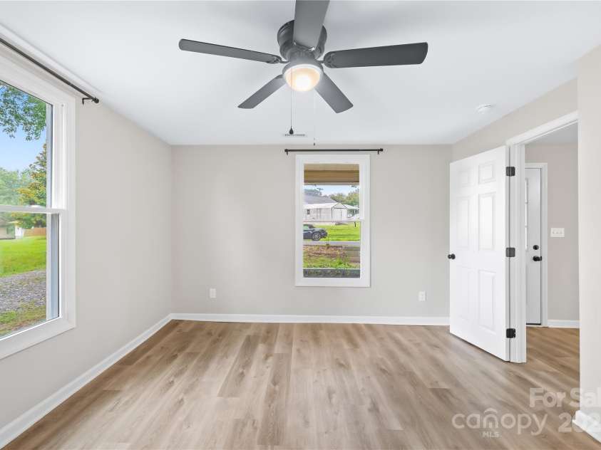 185 17th Street, Hickory, NC 28602.  MLS# CAR4290578, YatesRealty ID 2769. 