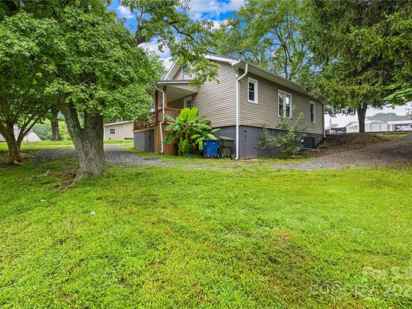 185 17th Street, Hickory, NC 28602.  MLS# CAR4290578, YatesRealty ID 2769. 