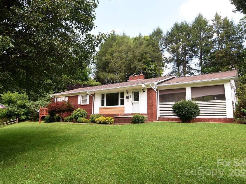 29 Belmont Street, Canton, NC 28716.  MLS# CAR4281483, YatesRealty ID 27690. 